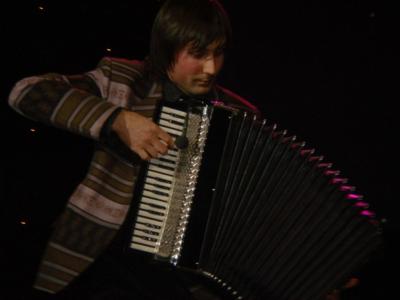 Тлебзу фото. Аслан нурдинович тлебзу. Аслан тлебзу. Аслан тлебзу концерт в майкопе. Аслан артист.